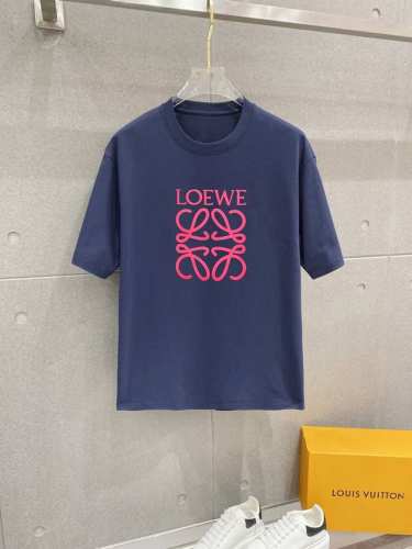 巴黎世家 25官网同步发售 欧美流行趋势 洗水分层工艺 洗水纯棉面料 柔软舒适细腻 大幅印花 提升档次 宽松版型更显气质。M-2Xl 下单提供身高体重