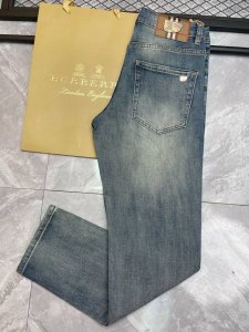 经典大牌巴宝莉牛仔裤长裤 男装品牌服饰简约大气潮流时尚款修身小脚牛仔裤 夏薄款微弹力舒适透气纯棉面料 百搭耐看款永不过时 码数28 38 齐全