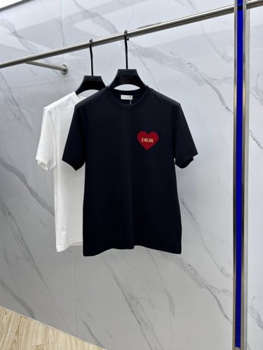 dior*迪奥 2025春夏新品上市时尚经典圆领短袖时尚单品设计，更加时尚舒适，高标准定制，上身非常有型，胸前品牌Logo 客供辅料，客供进口高档面料质感非常细