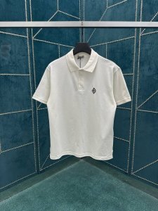 迪奥 25Ss新款 Cd Diamond polo 衫是二零二五秋季男装系列新品 全新演绎经典休闲时尚单品 采用白色棉质珠地绉纱面料精心制作 胸前饰以对比鲜明的