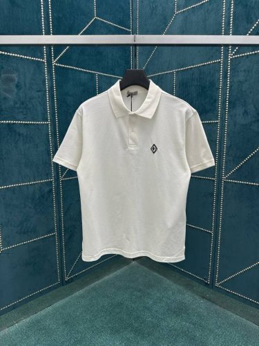 迪奥 25Ss新款 Cd Diamond polo 衫是二零二五秋季男装系列新品 全新演绎经典休闲时尚单品 采用白色棉质珠地绉纱面料精心制作 胸前饰以对比鲜明的