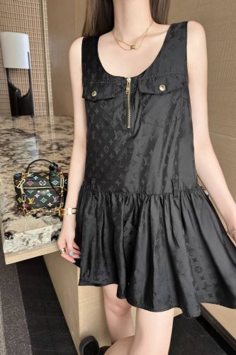 louis Vuitton Lv 驴家老花四叶草字母暗纹提花半拉链双口袋背心裙 款号：25673905196 颜色：黑色 尺码：Sml S码80-95斤 M码9