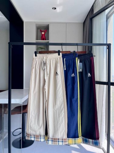 阿迪三杠拼翻边直筒裤 Adidas阿迪达斯三叶草新款裤脚翻边运动裤休闲裤宽松长裤直筒裤，版型超正的运动神裤，上身巨好看，冰凉透气，搭配经典Logo印花设计，经典