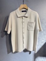 顶级原Louis Vuitton 2505暗纹毛织Polo衫采用40支双股精梳赛络纺纱对板色定织杏灰色纺纱。采用进口16针织机对板做双面平纹提花莱卡工艺，成衣加