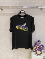 古奇 重磅推荐！2025Ss夏装新品 专柜在售 最新系列图案Logo短袖T恤 必须人手一件的节奏！进口顶极精梳棉面料，极为亲肤舒适 摸上去非常的细腻，质感很好，