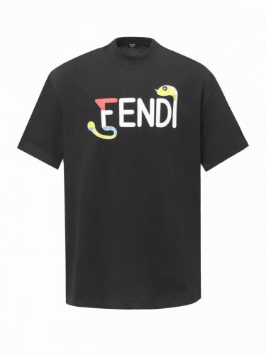 Fendi 芬迪新款标识Logo工艺印花T恤短袖 采用高质量面料制作而成，无论是日常穿搭还是参加派对，都能展示出您的时尚品味和个性。这款短袖具有舒适的剪裁和休闲