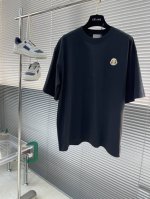 Mon 爱标语短袖T恤 采用280克新疆棉冰感索罗娜面料，这种面料采用了新疆棉作为主要成分，通过索罗娜科技处理，使得面料在夏季穿着时能带来冰凉的触感，成衣普洗