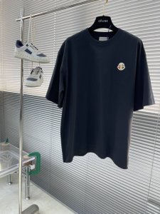 Mon 爱标语短袖T恤 采用280克新疆棉冰感索罗娜面料，这种面料采用了新疆棉作为主要成分，通过索罗娜科技处理，使得面料在夏季穿着时能带来冰凉的触感，成衣普洗