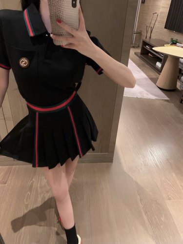 上新 Gucc* 古驰 订制经典绿红绿三色织带polo领短袖T百褶裙套装～～ 高级减龄一套！！ 颜色：黑色 白色 码数：Sml见尾图