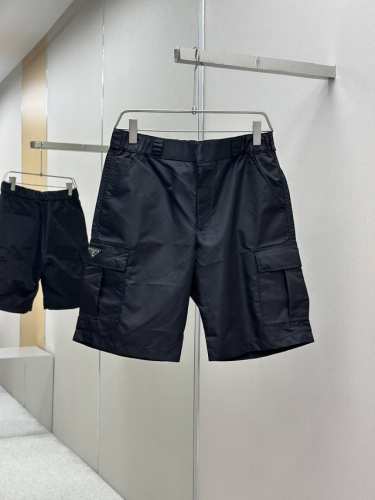prada 男士精品休闲裤顶级面料休闲短裤，最新款上身版型无敌正绝对可以闭眼收的一款此款裤子非常百搭，弹力腰围,日常上班户外运动都可以穿着，是时尚休闲与户外运动