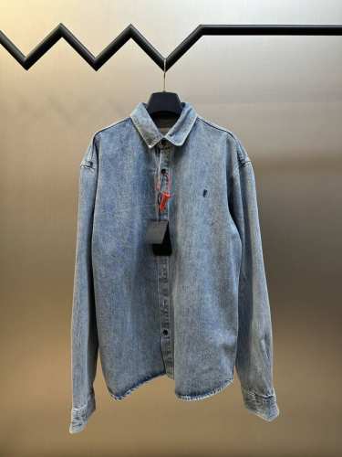 Saintlaurent 标识刺绣牛仔外套 定制天棉精粹牛仔织物面料 胸前饰以精致Ysl刺绣作点缀 为硬朗的牛仔注入灵动与优雅 采用进口机刺绣工艺 使用先进的计