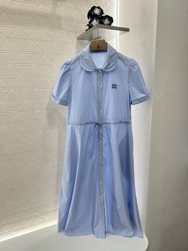 miumi*2025新品上架 条纹衬衫连衣裙 定制Yb斜纹全棉材质 透气舒适 穿搭时髦 短袖双层花边领连衣裙裁剪 轻松打造好比例 通体竖条纹装饰简约时尚 胸前字