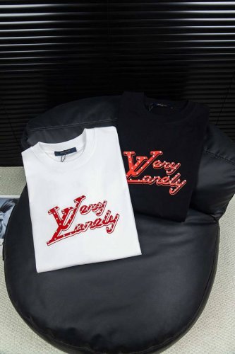 顶级版本-款号W23 Louis Vuitton 路易威登斑点红色镂空印花短袖 胸前品牌字母印花后背贴布Logo大牌感十足 高端大气完美演绎 经典圆领不挑人版型