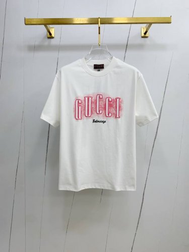 ss古驰纯棉最新面料经典标识图案Logo时尚简约潮流短袖，最顶级的品质专柜原单短袖，顶级制作工艺进口面料，专柜款独特设计，采用进口高端订制面料。官网在售！面料版