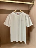 Gucci 2025春夏新品字母硅胶立体印花短袖T恤；定制柜台同步面料，高纱纯棉面料，非常的柔顺光泽，胸前“Gucci”字母硅胶立体印花工艺，一款简约大气的设计
