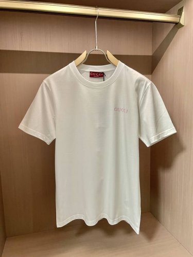Gucci 2025春夏新品字母硅胶立体印花短袖T恤；定制柜台同步面料，高纱纯棉面料，非常的柔顺光泽，胸前“Gucci”字母硅胶立体印花工艺，一款简约大气的设计