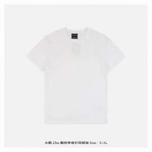 大鹅 25Ss 鹅标字母印花短袖 面料采用16支精棉平纹布 克重，领口罗纹采用21支拉架1*1罗纹360克重，精选环保发泡油墨，经高温定型与耐磨测试，多次洗涤仍