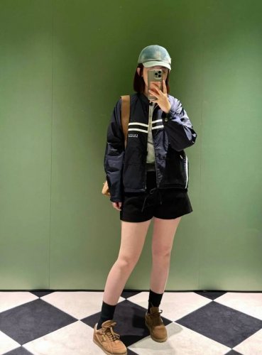 25夏季新款 连帽防晒夹克外套 领边拉链衔接帽子可拆卸设计 胸前条纹撞色横向贯穿正反面 配合字母徽标 凸显品牌高级感 抽绳调节松紧包裹下摆 增添工装休闲时尚感