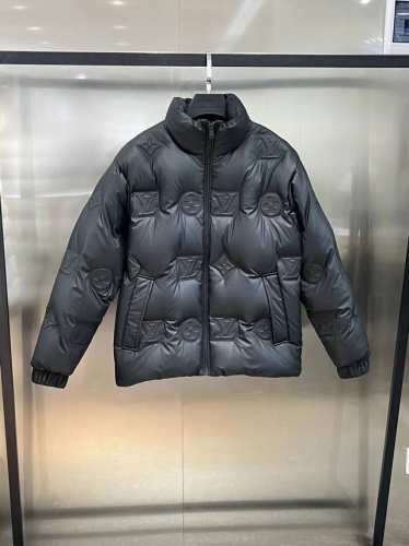 支持年后退换 P680 顶级奢物上线，路易威登 Lv 秋冬系精列品 浮雕Logo印花打造，情侣款百搭羽绒服 经典的Logo雕浮元素打造，足以让你任在何地方脱而颖