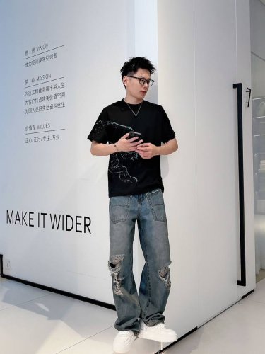 巴宝莉春夏新款首发专柜最新款短袖圆领T恤 高端订制 设计前卫时尚！品牌Logo重工艺设计 高端定制230克面料.手感柔软.穿着舒适.专柜级别精致车线.做工精细.