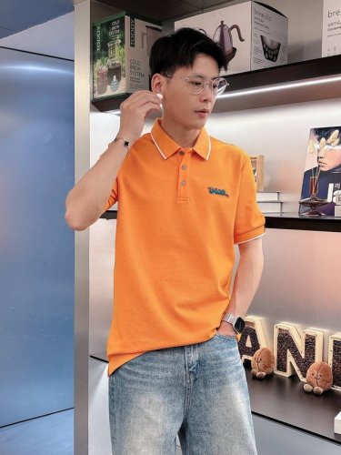 迪奥 2025春夏新款polo领短袖系列。精选顶级丝光珠地棉面料，三标齐全！时尚大牌元素Logo工艺设计，上身版型超赞，面料细腻舒适透气，随意搭配都超级好看时尚
