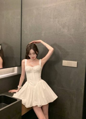 5855# 连衣裙 上新25Ss新款Houseofcb 法式鱼骨多巴胺初恋小白裙 甜美浪漫风白色吊带裙 一袭纯净白色 邂逅浪漫春日 方领设计展露优雅肩颈线条 蕾
