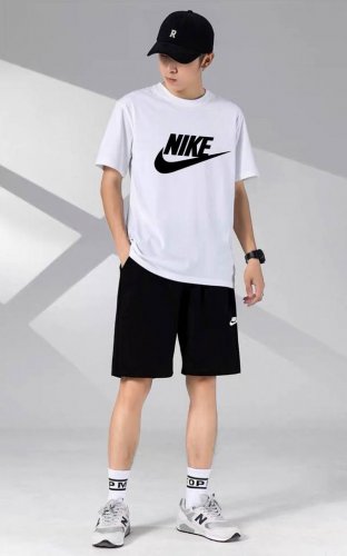 Nike 耐克休闲情侣款短袖短裤运动套装，男女均可轻松上身驾驭 ，面料柔软有弹性超级舒服 ！细节一步到位 ，腰部内里有抽绳可以随意调节！ 上身效果超赞！超舒适！
