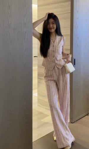 高级套装大量出货松弛感通勤风无袖粉色马甲长裤套装 肌理清晰整齐富有韵律感面料,立体有型舒适且不扎, 立体剪裁微松H型，剪裁得体的微宽松版型，高定感仙气浪漫 Sm