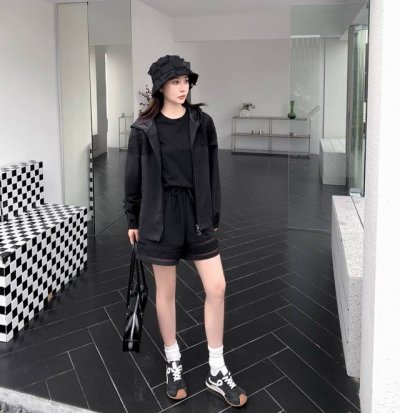 原版Mo.....2025夏季新款连帽防晒夹克外套 胸前华夫纹理和防晒棉涤面料多重拼接 横向贯穿正反面 凸显品牌高级感 丰富视觉效果 弹力松紧包裹袖口 侧袖徽章