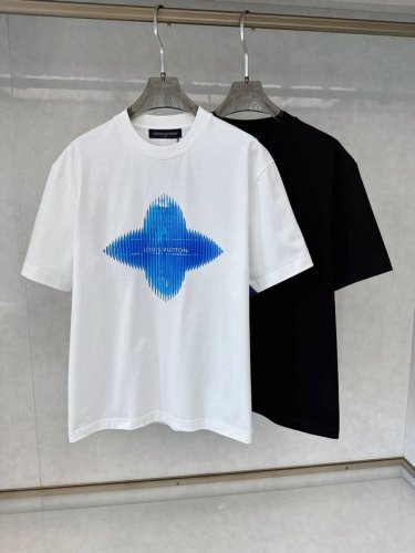 lv 2025春夏新款首发专柜最新款短袖圆领T恤 高端订制 设计前卫时尚！品牌Logo重工艺设计 高端定制丝光长绒棉面料.手感柔软.穿着舒适.专柜级别精致车线.