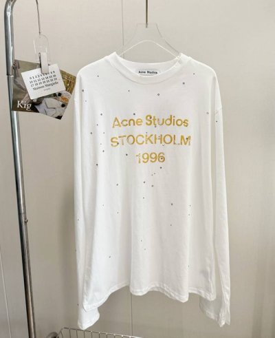 品名：Ance*Studio限定烫钻金色1996印花长袖 尺码：M.L 颜色：白色 发财宅女同款，近期咨询率最高，低调的美腻闪耀无界限。这件真的是艺术品，人群中