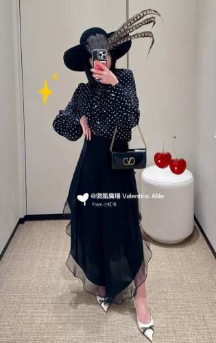 Valenti*O 25S春夏新款 真丝荷叶边波点衬衫丨独家Yb开发！高版出品！复古与时尚完美融合。领口处的荷叶边装饰，再加上珍珠的点缀，精致得没话说，细节感满