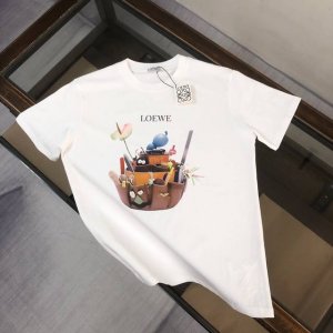 Loewe 夏季新款圆领短袖T恤 270克重磅高端纯棉面料 手感质感都极完美 修身裁剪设计干净利落 时尚又好看 走线做工非常精致 版型效果超赞 而且透气性能超强