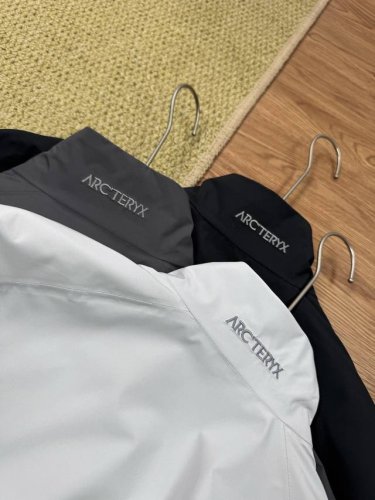 细节图# 刺绣款 Arc'teryx 始祖鸟春季户外徒步运动防风防泼水梭织立领轻量外套 采用防风面料和防水处理，能够有效抵御寒风，适合多变的气候条件。 梭织面料