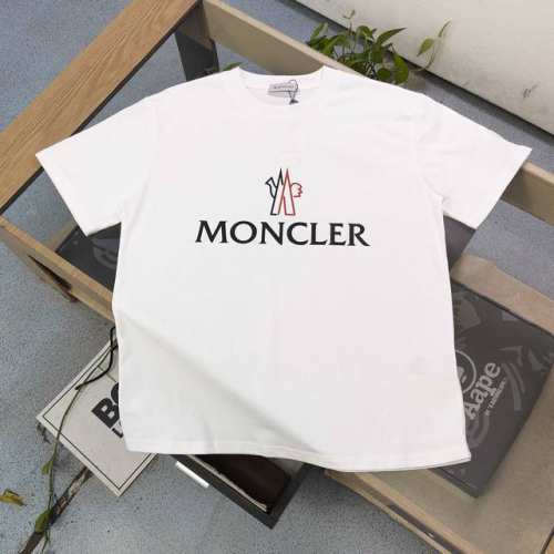 高版本 2025新款Moncler蒙口公鸡字母图案Logo印花休闲情侣宽松短袖T恤，独一无二的活性环保面料染色，32支双纱精梳纯棉爽滑手感，纯棉不起球不起毛，面