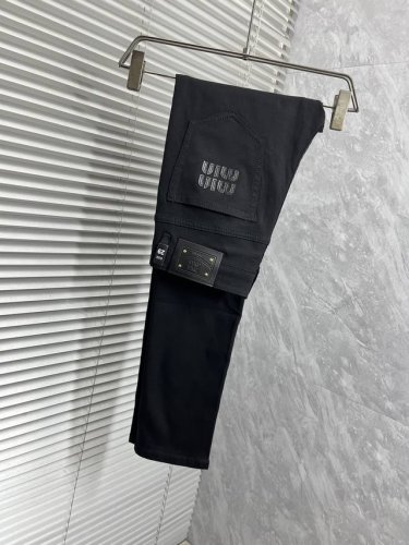 Miu‘’早春薄款男士新款高级时装休闲牛仔裤，原单1:1好货，简洁大气 ，专柜同款支持验货简约时尚，从容百搭，舒适专柜同款支持验货，百年奢侈品牌，英伦传统高贵的