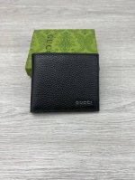 Gucci 古驰短款钱夹 高端品质，头层牛皮 男士系列日常配饰，选用经典黑色皮革焕新打造 早春新款，以Gucci字母标识焕新演绎经典配件，巧妙展现品牌标识内涵