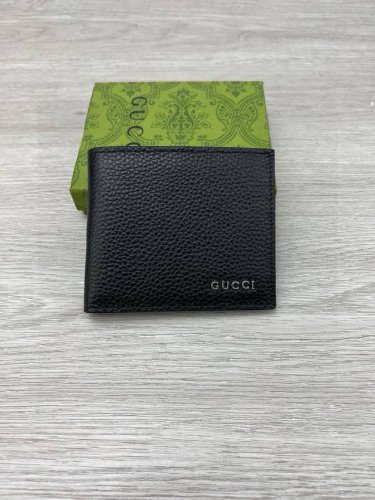 Gucci 古驰短款钱夹 高端品质，头层牛皮 男士系列日常配饰，选用经典黑色皮革焕新打造 早春新款，以Gucci字母标识焕新演绎经典配件，巧妙展现品牌标识内涵