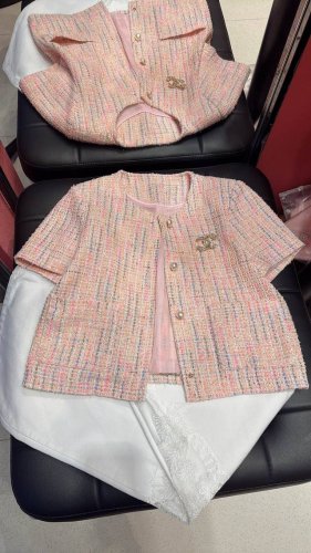 今日新品现货 香奶奶短袖外套太美了 颜色清新 精美珍珠扣极简大气 高定面料质感一流 采用超薄面料 上身版型剪裁特别好看 不挑人 码数36 38 40