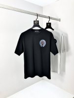 克罗心。穿200斤。宽松版 顶级货品2025春夏新款首发专柜最新款短袖圆领T恤 高端订制 设计前卫时尚！品牌Logo重工艺设计 高端定制天丝面料.手感柔软.穿着
