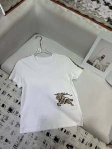 burberry 新款圆领上衣 贴布绣花装饰 质感细腻软糯 经典减龄单品 设计时髦版型不挑人上身巨显瘦 高品质 两色尺码 Sml