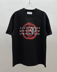 Madison Margiela马吉拉 新款圆领短袖T恤 效果 数码直喷印花字母Logo 艺术感十足 面料定制定染 300克重 100%纯棉 经典圆领设计