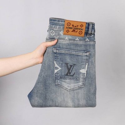 精品男装牛仔裤Lv大牌长裤精致时尚的设计工艺 简单高档大气的洗水效果非常显气质好搭配 修身显瘦版型微弹力精选牛仔面料透气舒适 四季款百搭新款码数29 40