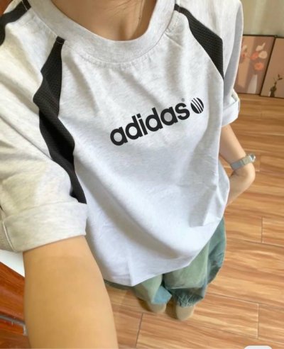 新款阿迪达斯Adidas 环球字母插肩撞色拼接Ins 领口螺纹针织情侣同款宽松落肩短袖T恤 面料: 300G重磅纯棉新疆长绒棉 采用特定重磅32S精棉平纹针织面