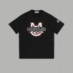 款号：M1009 Moncler 蒙口 官网同款印花图案 2025新款 学院风标识图案 定制袖章 男女同款 短袖T恤 - 26G双纱纯棉顶级面料 手感柔软 百分