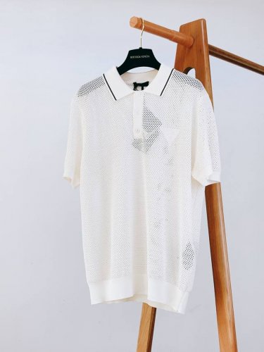 prada 普拉达 2025Ss春夏新品 休闲镂空翻领polo衫，创意与匠心的精妙结晶。 当目光触及这件T恤，首先映入眼帘的是那独具巧思的镂空设计。细密而规则的