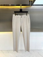 Dio迪奥、25年夏季新作休闲西裤裤，采用天丝亚麻的原生柔质，健康环保又好穿，将天丝纤维跟亚麻纤维织在一起成为人字斜纹蹄花，增加了面料的抗皱性能，面料的肌理感和