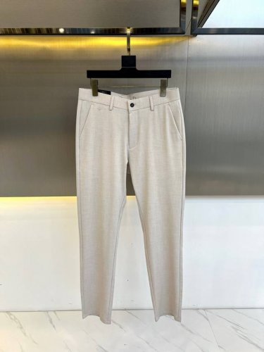 Dio迪奥、25年夏季新作休闲西裤裤，采用天丝亚麻的原生柔质，健康环保又好穿，将天丝纤维跟亚麻纤维织在一起成为人字斜纹蹄花，增加了面料的抗皱性能，面料的肌理感和