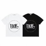 上新款号： D1017 Dior 迪奥 2025Ss印花字母短袖T恤 采用品牌Logo撞色印花图案！ -面料：260G双纱纯棉短袖，配套320G纯棉罗纹 原版面
