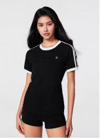 露露乐蒙Lululemon 哇塞！Lululemon 这件 T 恤美到犯规 宝子们，Lululemon 又一时尚炸弹来袭 撞色织带圆领短袖复古辣妹修身纯棉短款